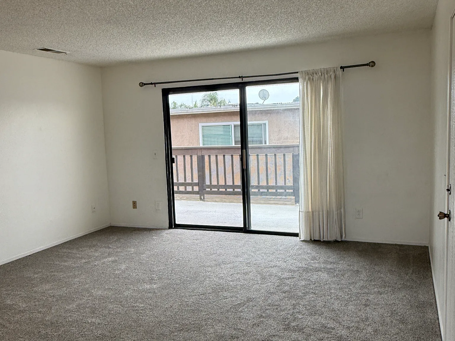 2 bed, 877 sqft, $2,580 — Photo 3