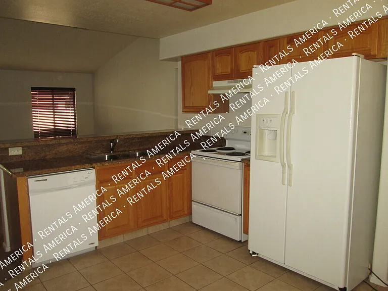144 S Mulberry St — Photo 5