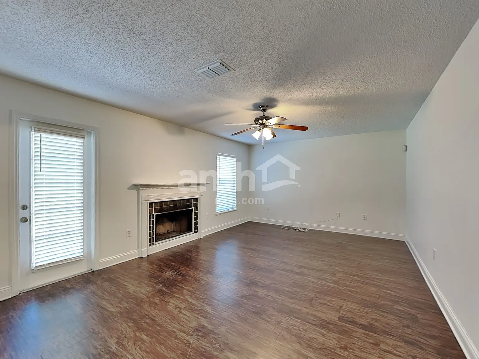 4 bed, 2.5 bath, 2156 sqft, $2,270 — Photo 4