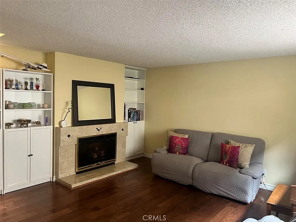 3 bed, 2.5 bath, 1645 sqft, $4,200 — Photo 4