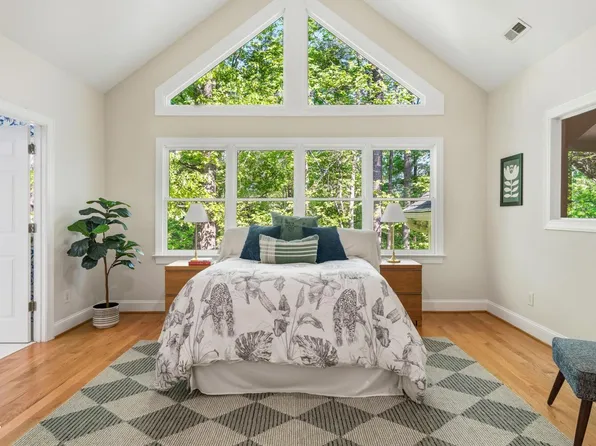 207 Oak Park Dr, Chapel Hill, NC 27517