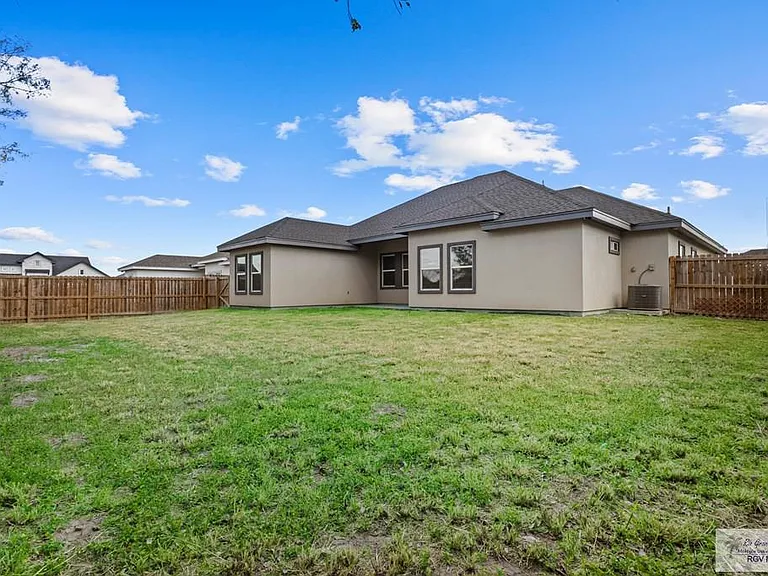 111 Hope Dr — Photo 15