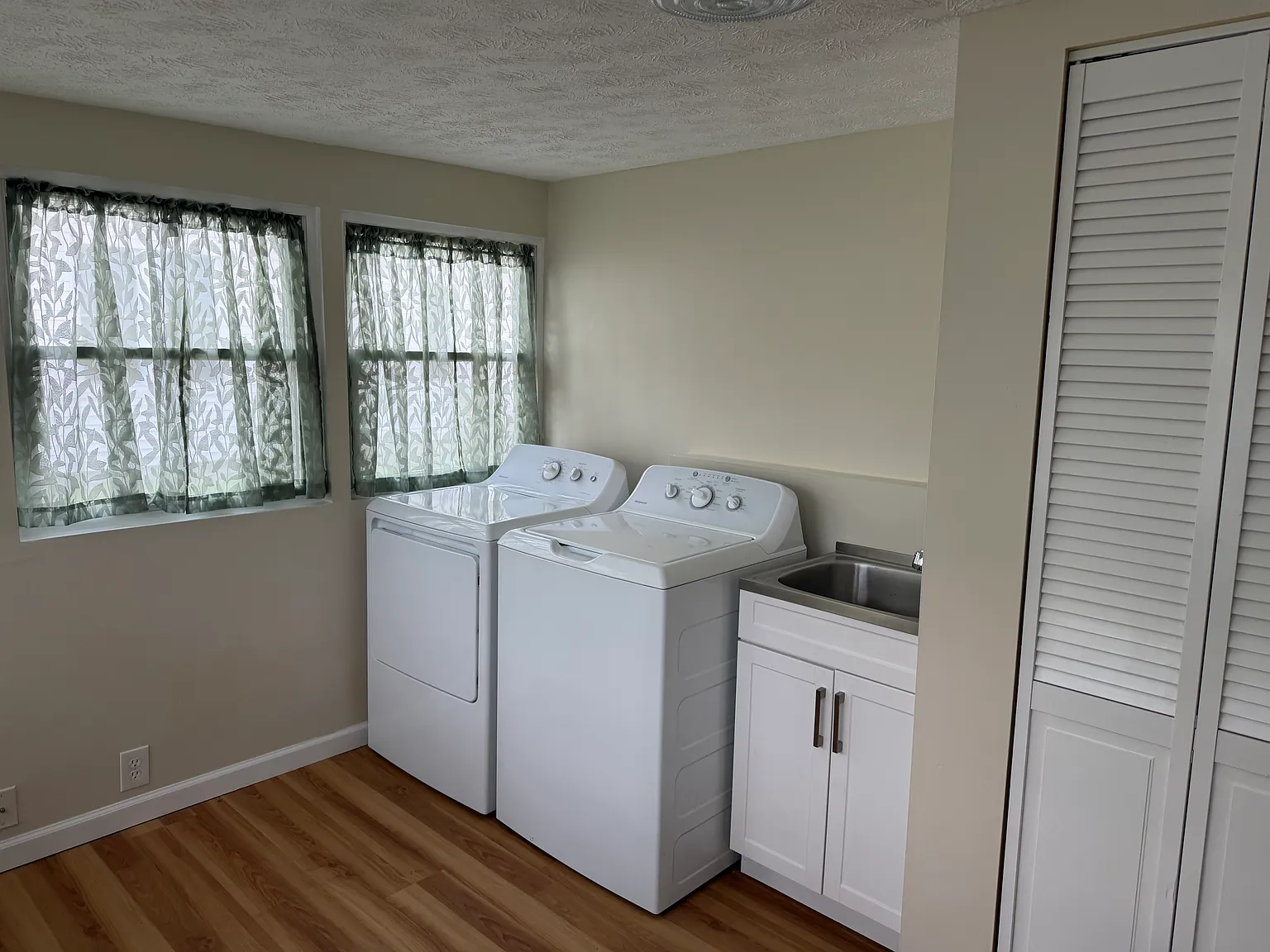 2 bed, 950 sqft, $1,400 — Photo 3