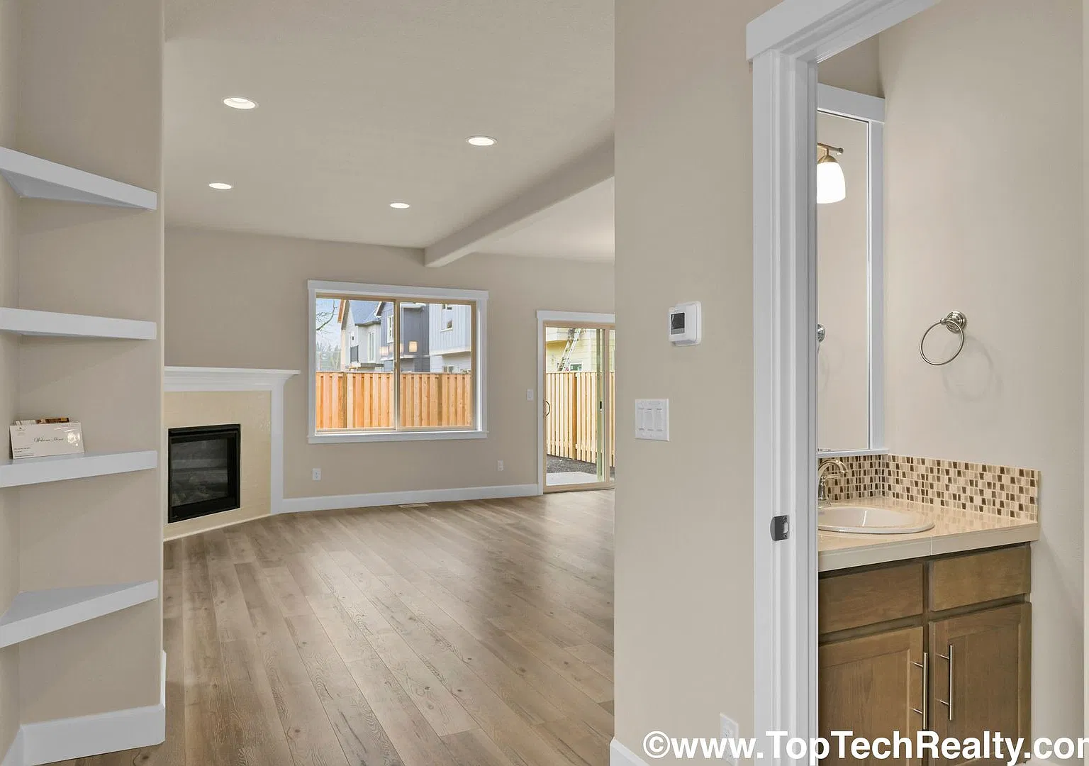 Beautiful Modern 4 Bedroom | 2.5 Bathroom | Single Family Home | Near Quatama Station! — Photo 4