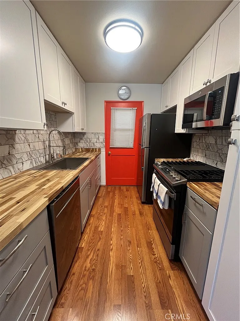 2 bed, 1.5 bath, 800 sqft, $1,750 — Photo 1