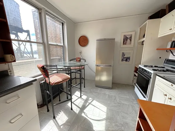 789 West End Avenue image 8 of 16