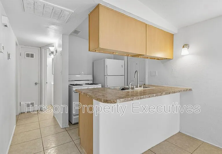 1638 N Beverly Ave — Photo 1