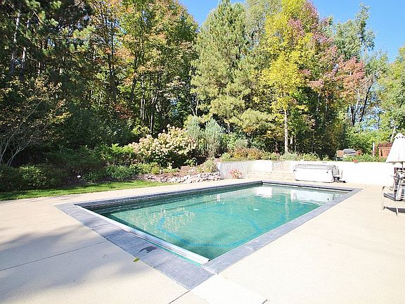 4th image of 1248 Hillcrest Dr