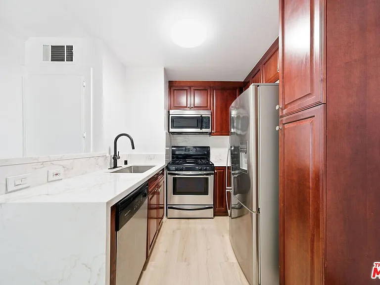 5530 Owensmouth Ave #133 — Photo 3