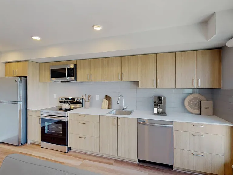 408 E Columbia St — Photo 16
