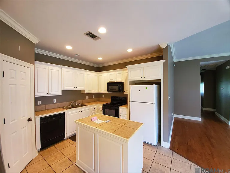 3853 Northshore Ave — Photo 3