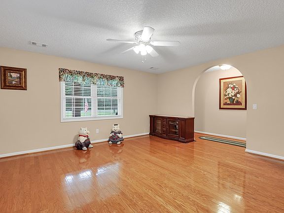 4th image of 41 Walton Dr