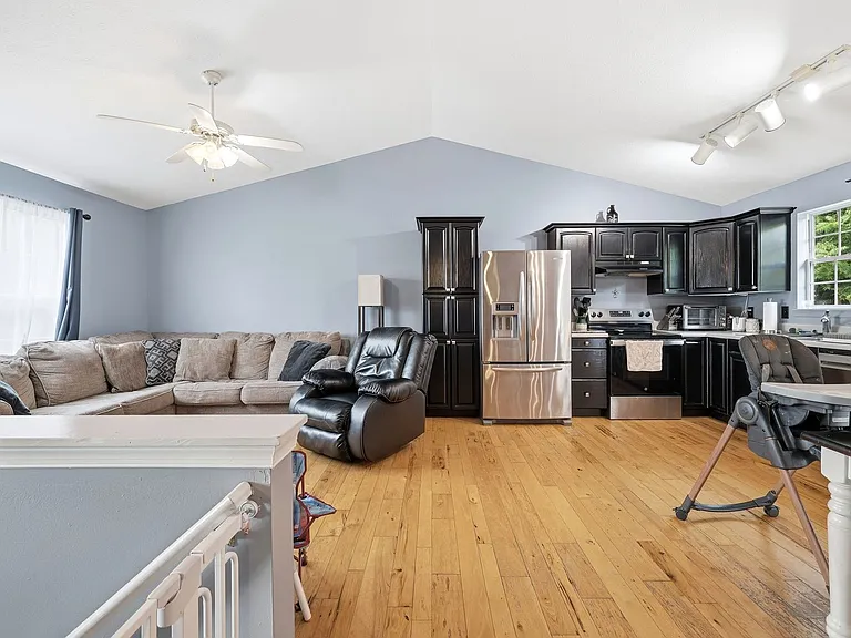 209 Greenwood Rd — Photo 3