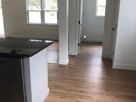 4th image of 107 Crane Ave