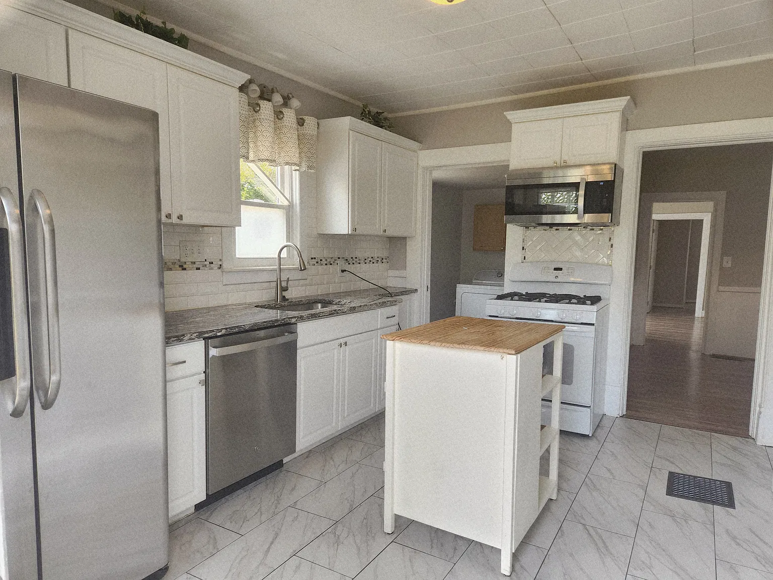 4 bed, 1400 sqft, $2,400 — Photo 2