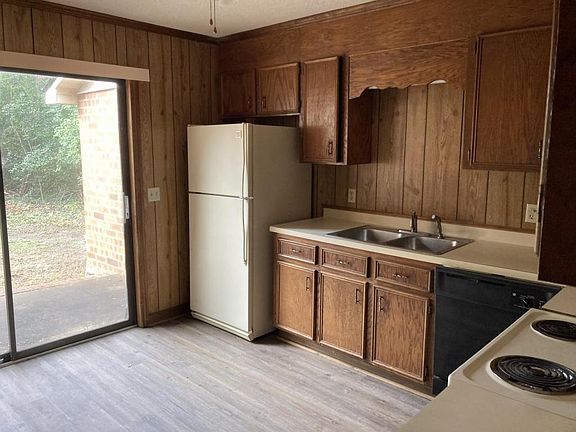 3rd image of 113 Oak St Unit 3