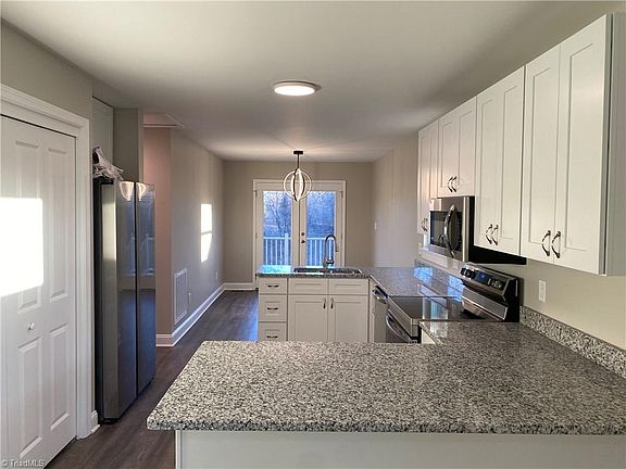 3rd image of 795 Lakeside Ave