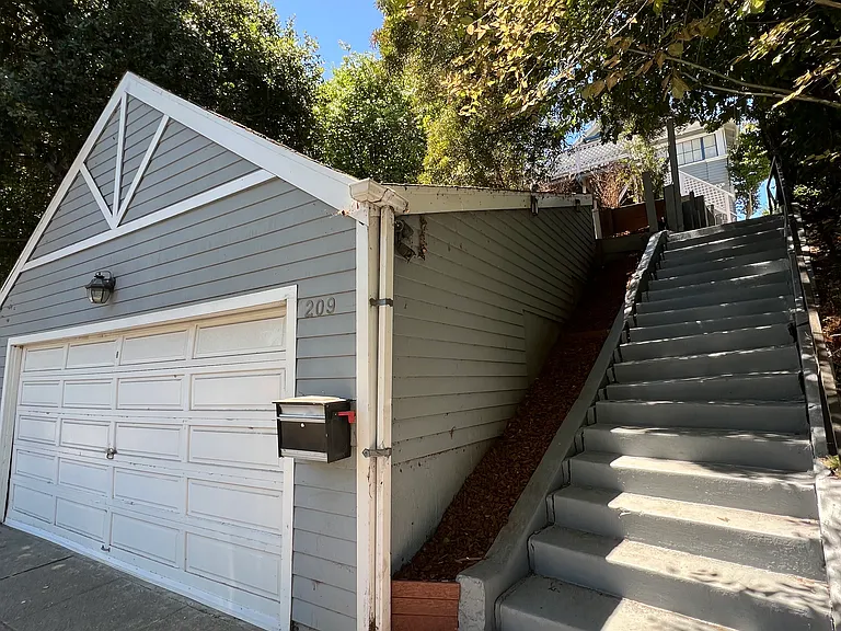 209 Sunnyside Ave — Photo 2