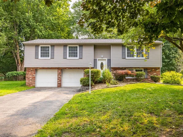 24 Carriage Ct, Pittsford, NY 14534