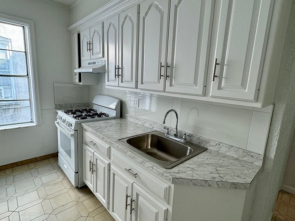1st image of 149 Bay 13th St #1R