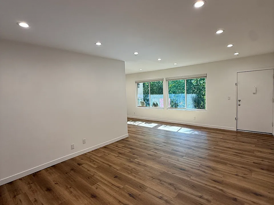 12001 Burbank Blvd #4
