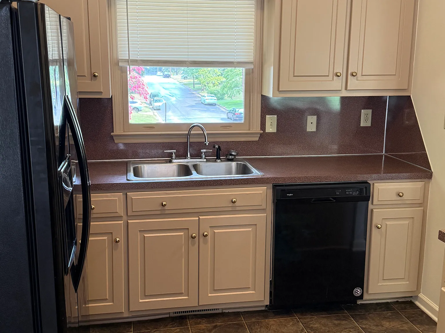 3 bed, 1126 sqft, $1,600 — Photo 2