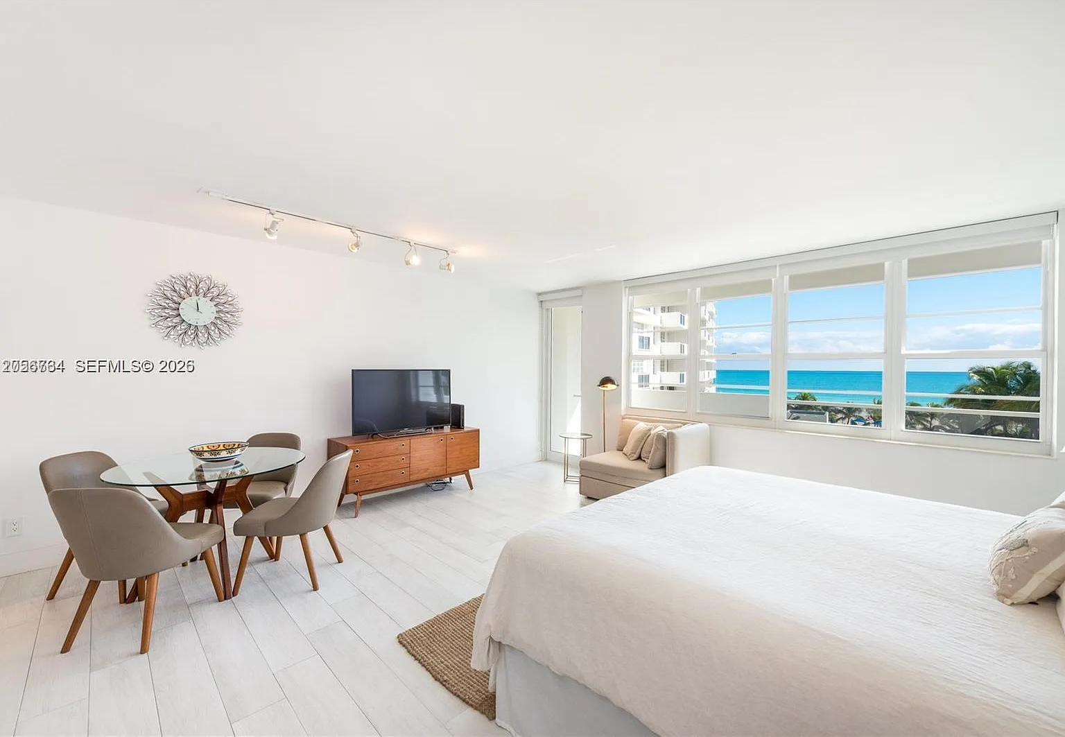 The Decoplage Condo — Photo 2