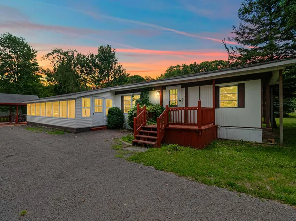 6915 Rowley Dr, Osseo, MI 49266