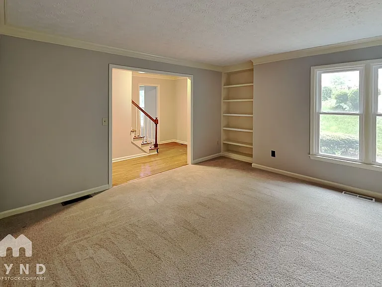 4915 Willow Ln — Photo 3