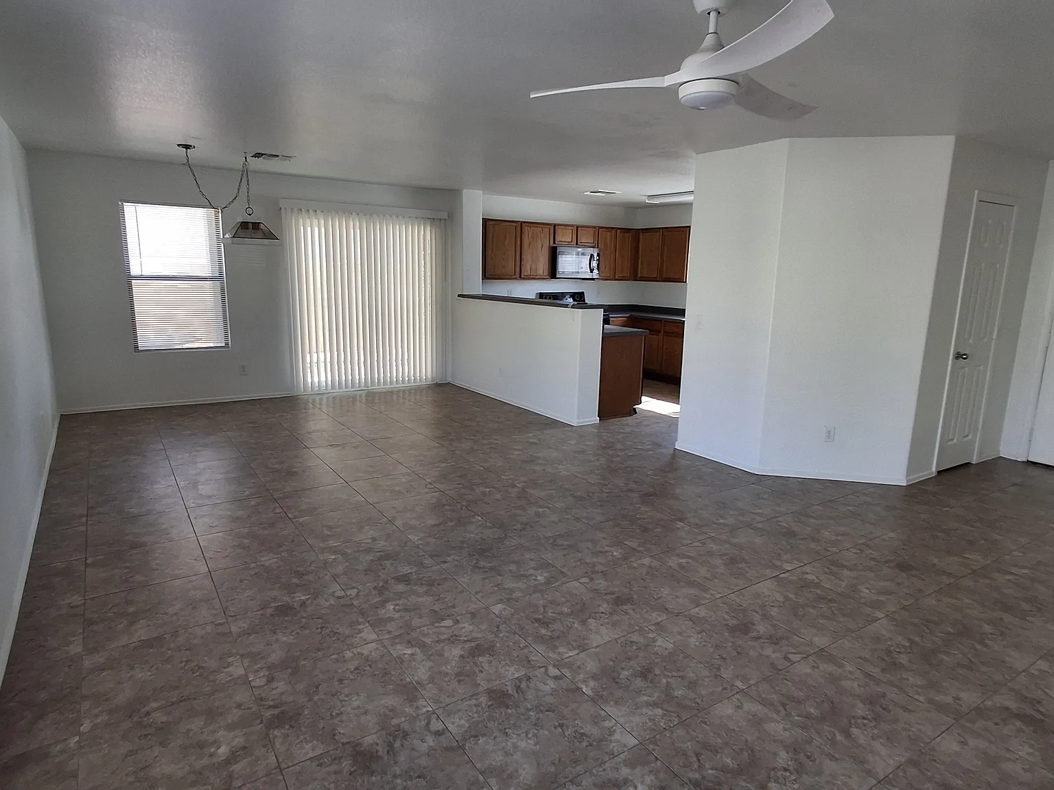 3 bed, 2.5 bath, 1752 sqft, $2,375 — Photo 2