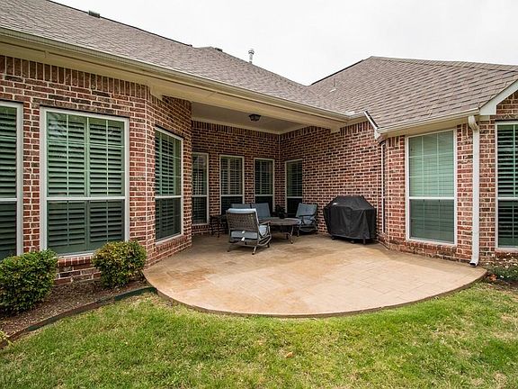 4th image of 561 Hawthorne Cir