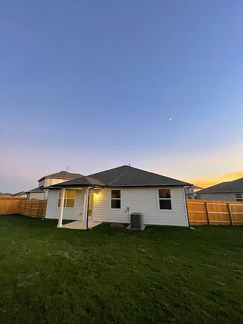 4 bed, 2.0 bath, 2069 sqft, $2,300 — Photo 2