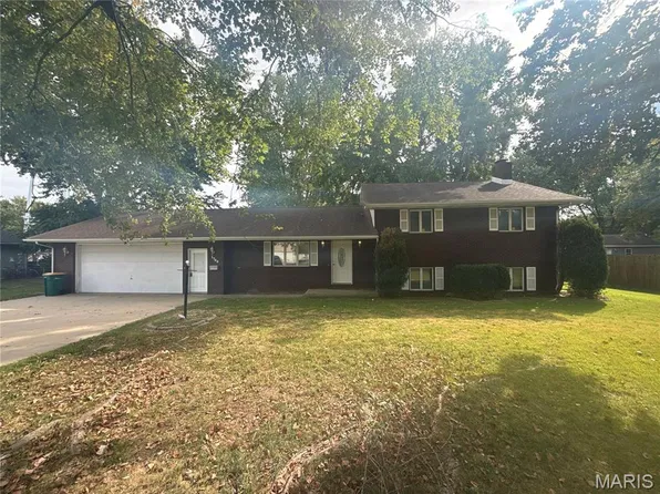 1750 Clinton St, Carlyle, IL 62231