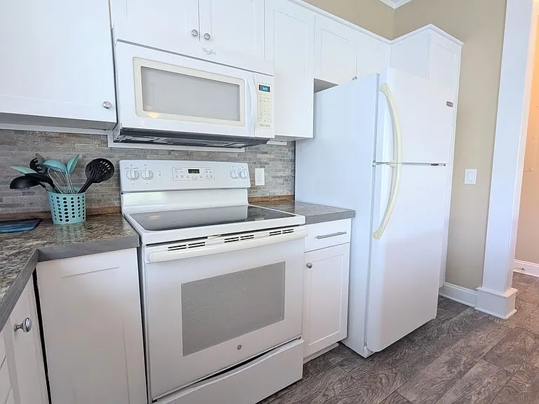 3947 Gladiola Ct #304 — Photo 7