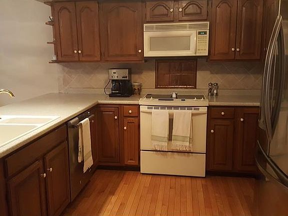 3rd image of 15 Manorfield Cir #15