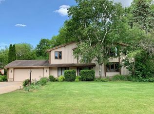 W277S3346 Burnell Dr, Waukesha, WI 53189