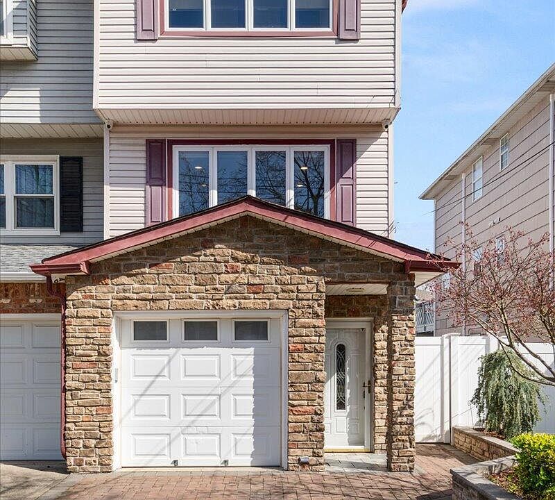 1st image of 31 Blaine Ct