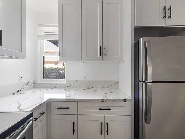Encino Country Club Apartments — Photo 13