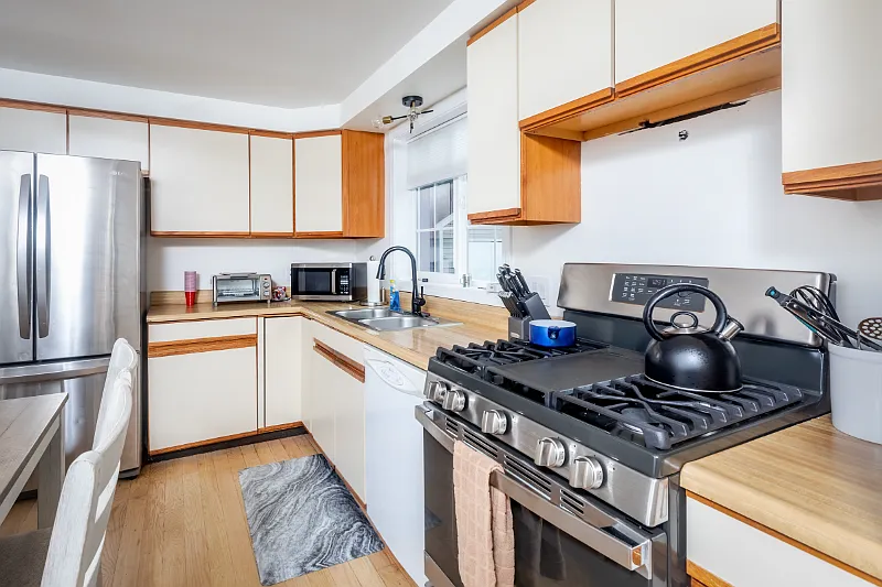 4 bed, $2,500 — Photo 2