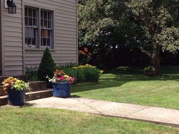 2nd image of 18 S Belmont Cir
