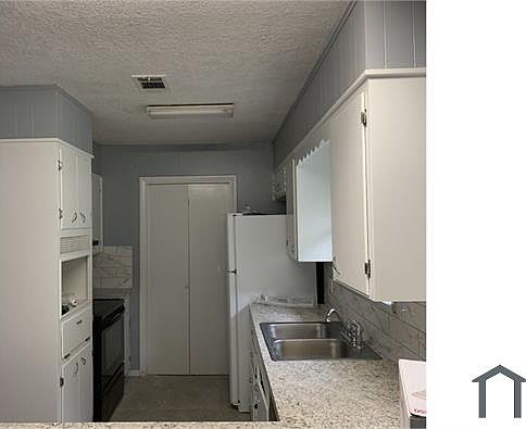 2nd image of 4895 Belmont St