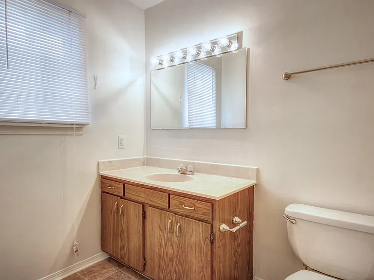 1902 Karen Ct — Photo 13