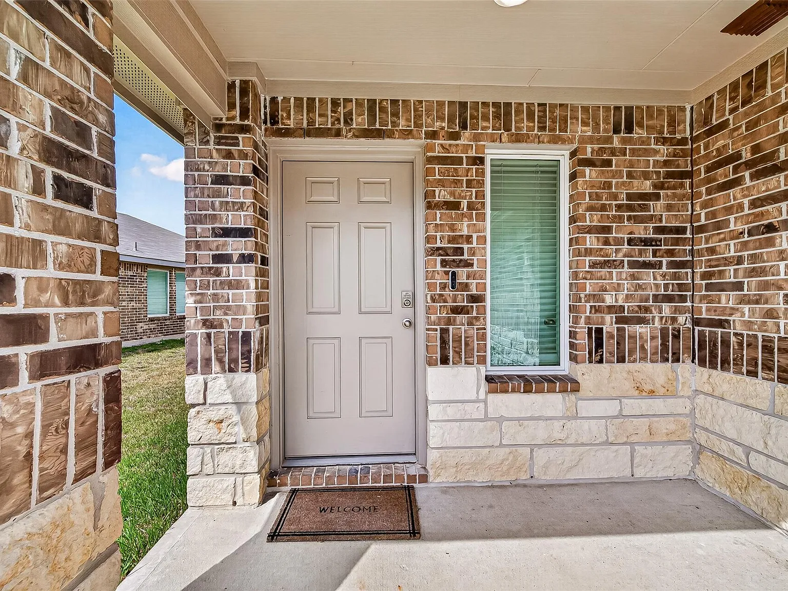 3 bed, 2.0 bath, 1386 sqft, $2,100 — Photo 3