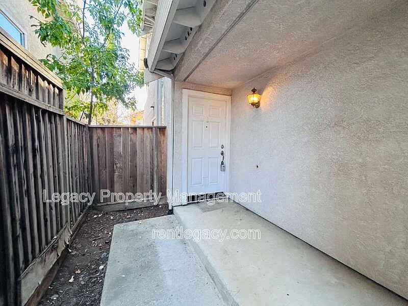 3 bed, 2.5 bath, 1612 sqft, $3,650 — Photo 2