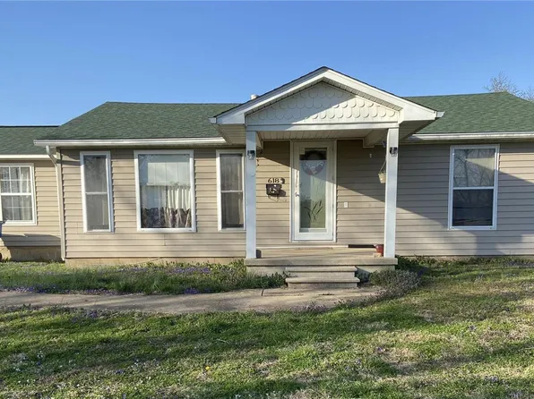 618 E Pratt St, De Soto, MO 63020