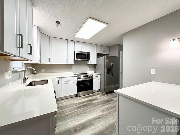 4th image of 1731 Teddington Dr