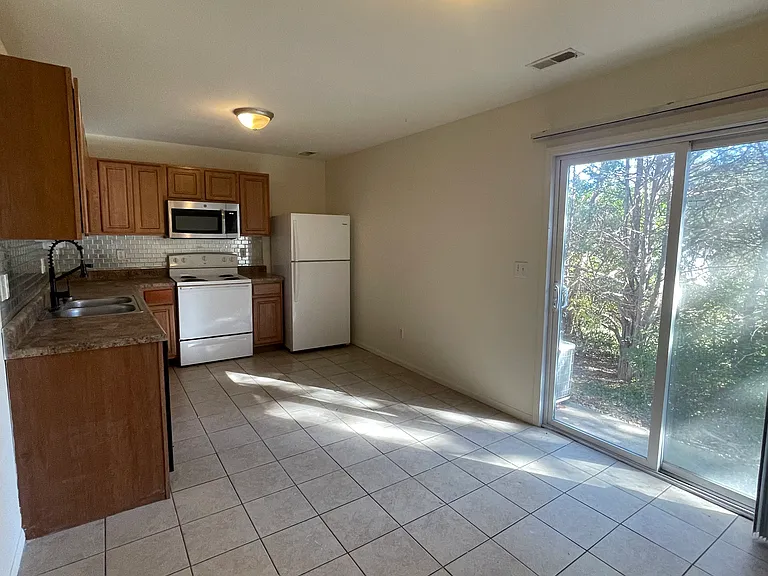 404 Henry Dr — Photo 2