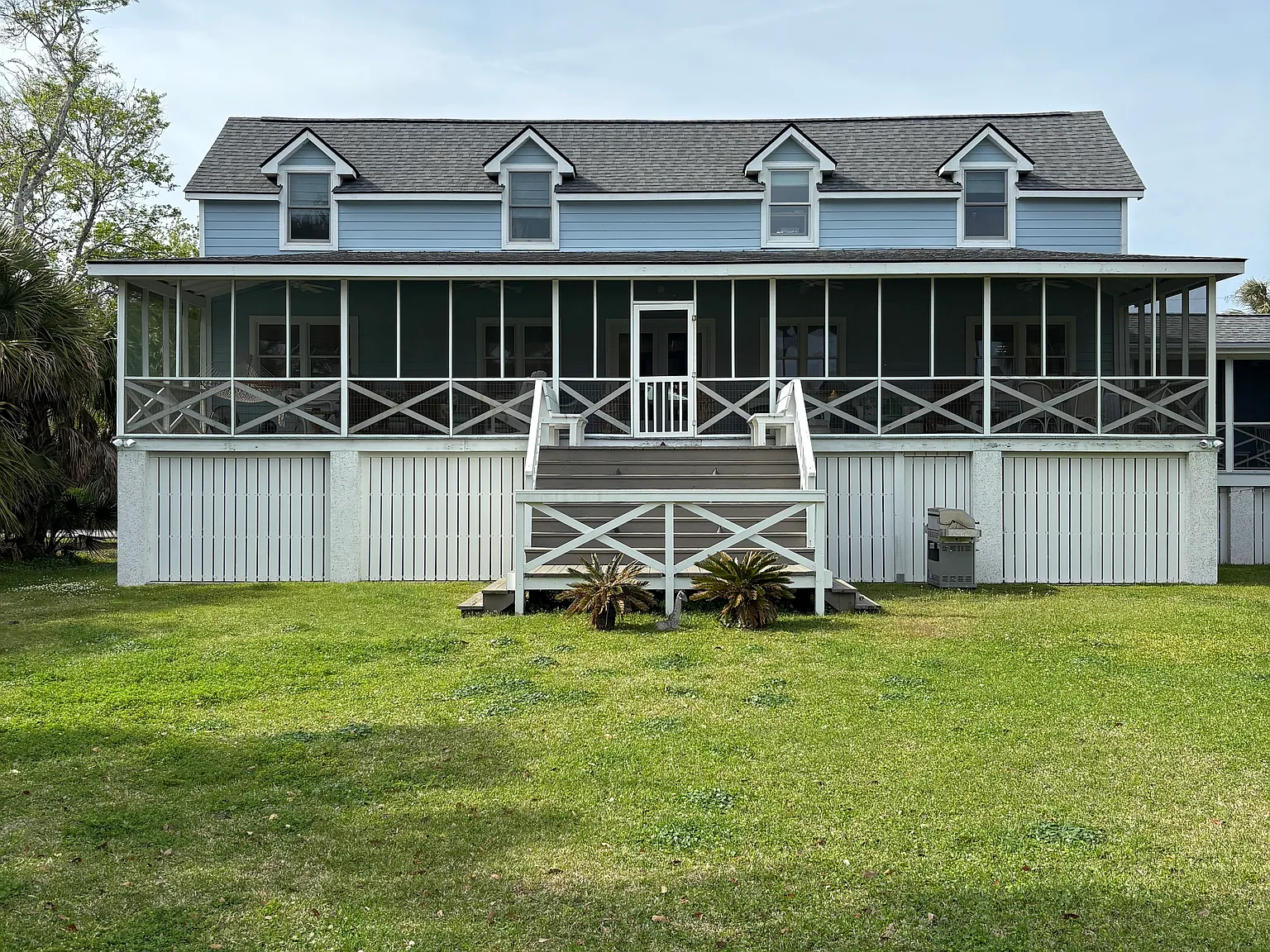 5 bed, 4.5 bath, 2500 sqft, $10,000 — Photo 2