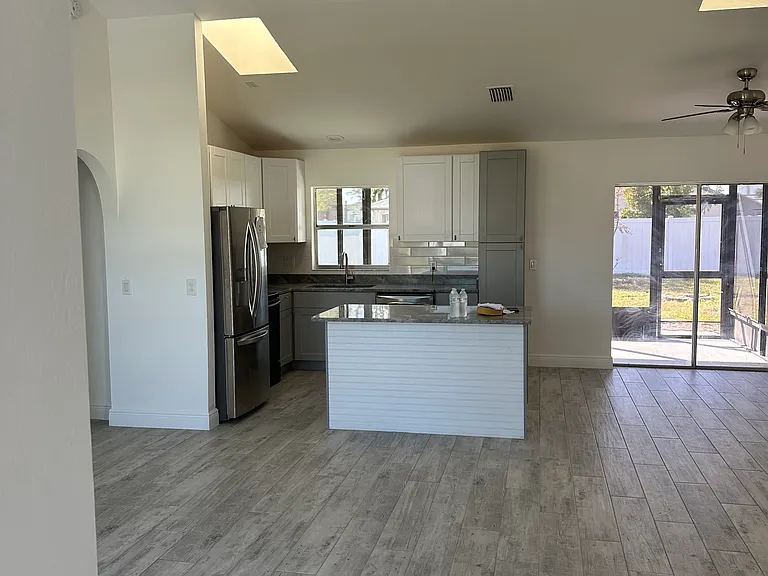 1306 SW 43rd Ln — Photo 2
