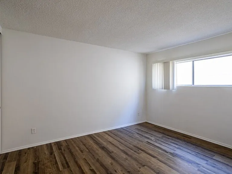 Roscoe Apartments — Photo 9